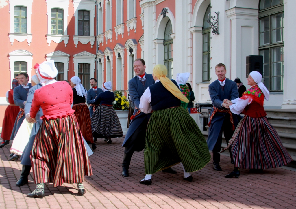 Lieldienu rītā svinētāji pulcējas Jelgavas pils parkā (FOTO)