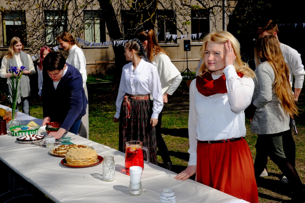 Pie balti klāta galda Spīdolas ģimnāzijā (FOTO)