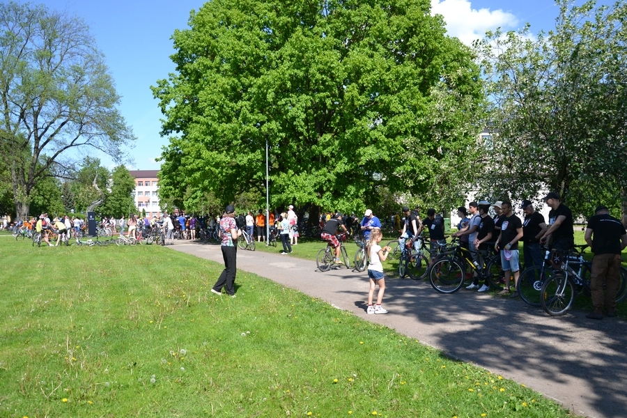 Riteņbraukšanas cienītājus pulcē 12. Jelgavas velobrauciens (FOTO)
