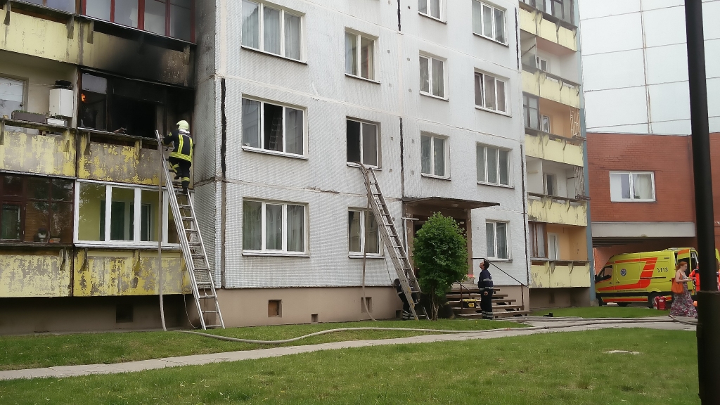 Nespējot izglābties no liesmām, ugunsgrēkā Jelgavā gājis bojā cilvēks (papildināts) (FOTO)