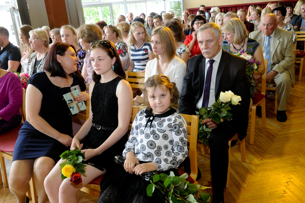 Izlaidumu svin Tehnoloģiju vidusskolas divpadsmitie (FOTO)