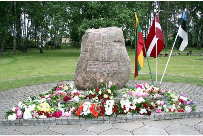Pieminēs 1941. gada deportāciju upurus