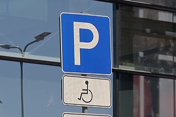 Pilsētā uzstāda jaunas ceļa zīmes