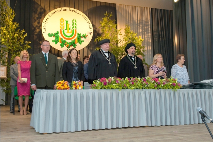 Meža fakultāti beidz 99 absolventi (FOTO)