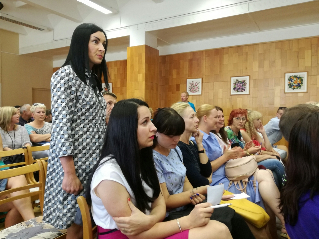 Diskusijas par vakarskolas pārcelšanu uz 6. vidusskolas telpām turpināsies domē (FOTO)
