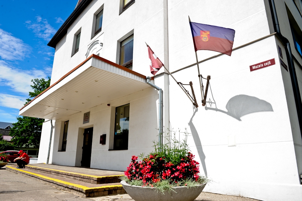 Apstiprina Jelgavas Vakara (maiņu) vidusskolas daļēju pārcelšanu uz 6. vidusskolu