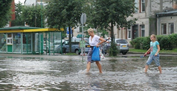 Paceļot komunikāciju aku, cer mazināt Driksas un Pasta ielas krustojuma applūšanu