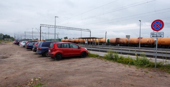 Drošības apsvērumu dēļ pie stacijas perona aizliegts novietot auto