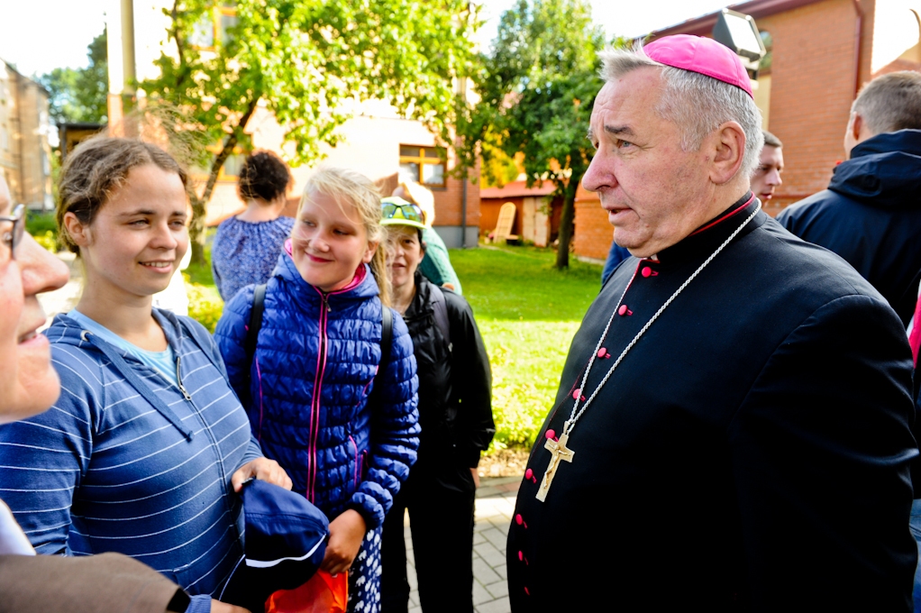 Aglonas svētceļnieki aiziet pa “ātrāku” maršrutu (FOTO)