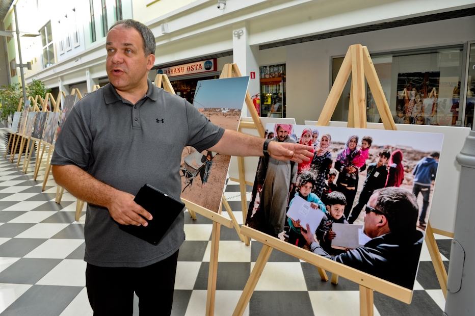 Atklāj izstādi par palīdzību konfliktos cietušajiem bērniem (FOTO)