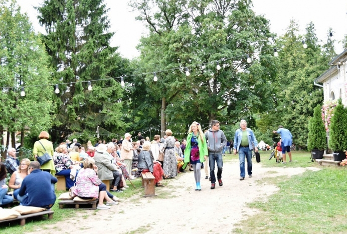 Abgunstē nosvinēti otrie muižas svētki (FOTO)