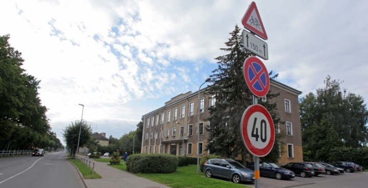 Pie izglītības iestādēm ierobežo braukšanas ātrumu