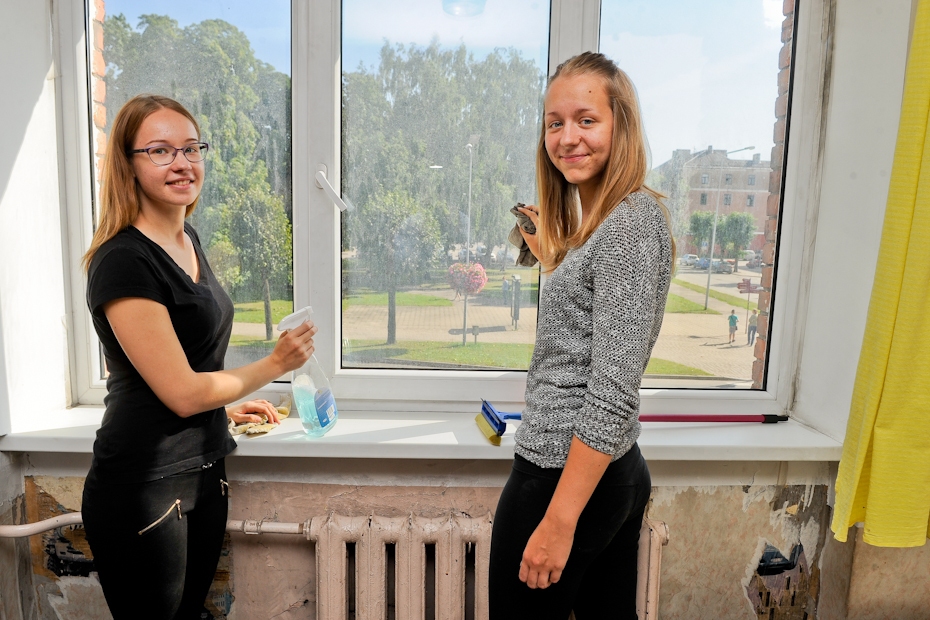 Brīvprātīgie pirmkursnieki strādājot iepazīst Jelgavu