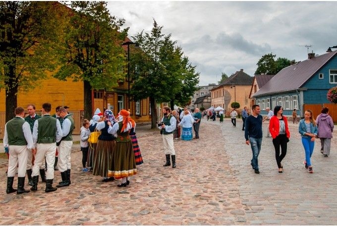 Zemnieku brīvlaišanas ainas vecpilsētā