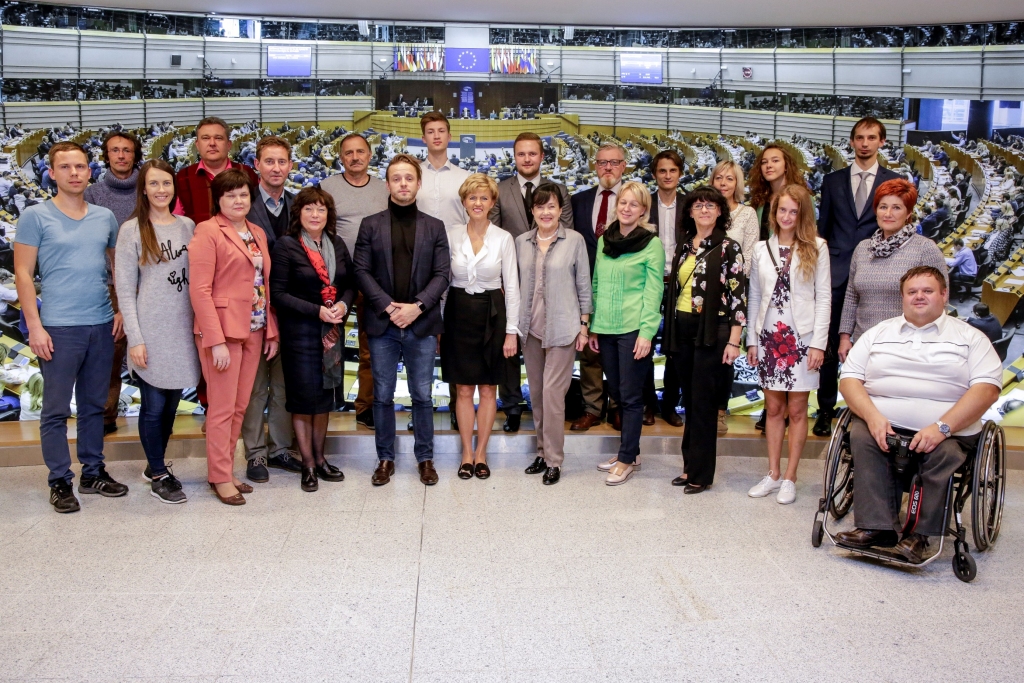Konkursa “Gada labākais ekonomikā 2017” uzvarētāju skolu direktori iepazīstas ar EP (FOTO)