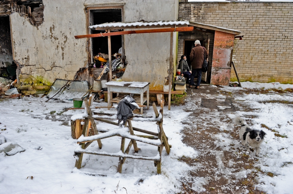 Lietā par personu paverdzināšanu un naudas izspiešanu cietušos uz tiesas sēdi nogādās piespiedu kārtā