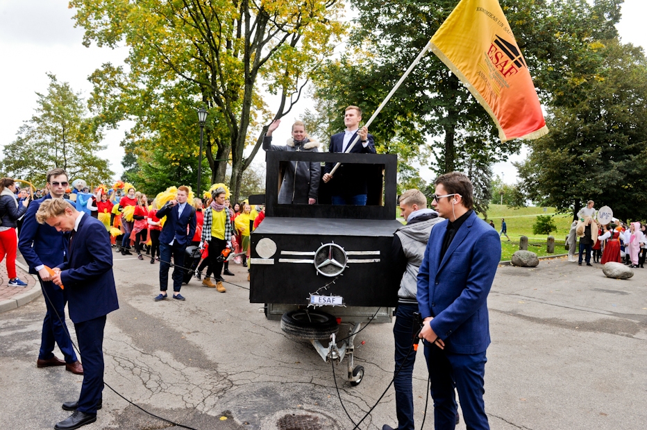 Azemitologs svin pusgadsimtu; atkārtoti uzvar jaunie “mehi” (FOTO)
