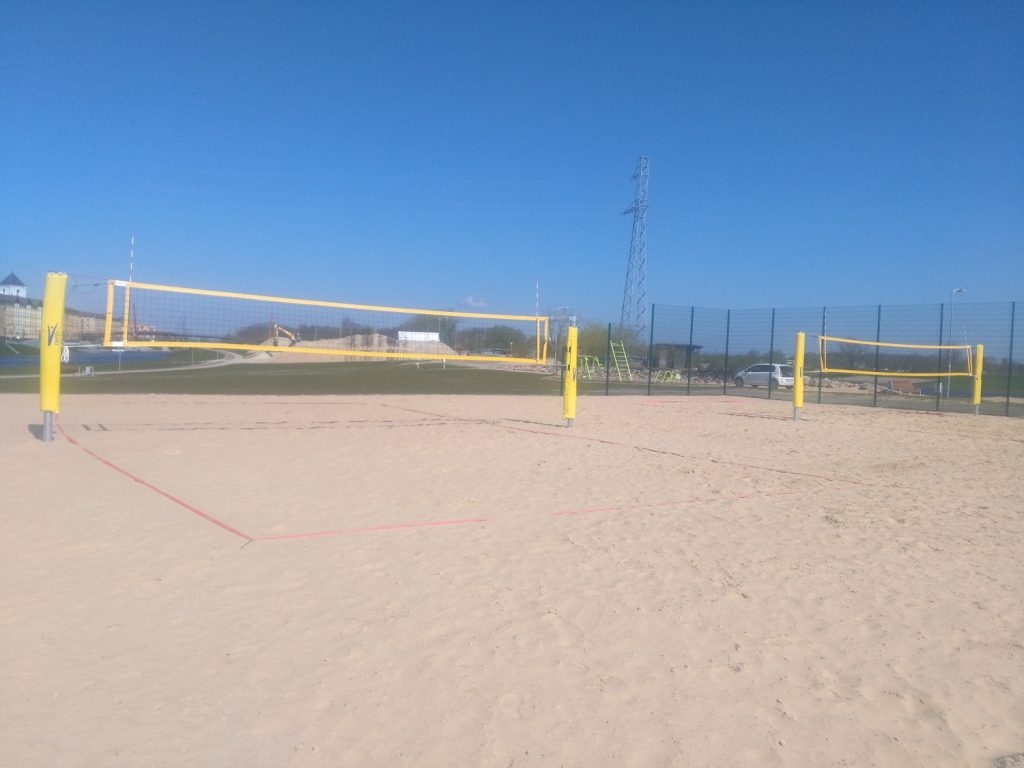Demontēts volejbola laukuma aprīkojums Pasta salā