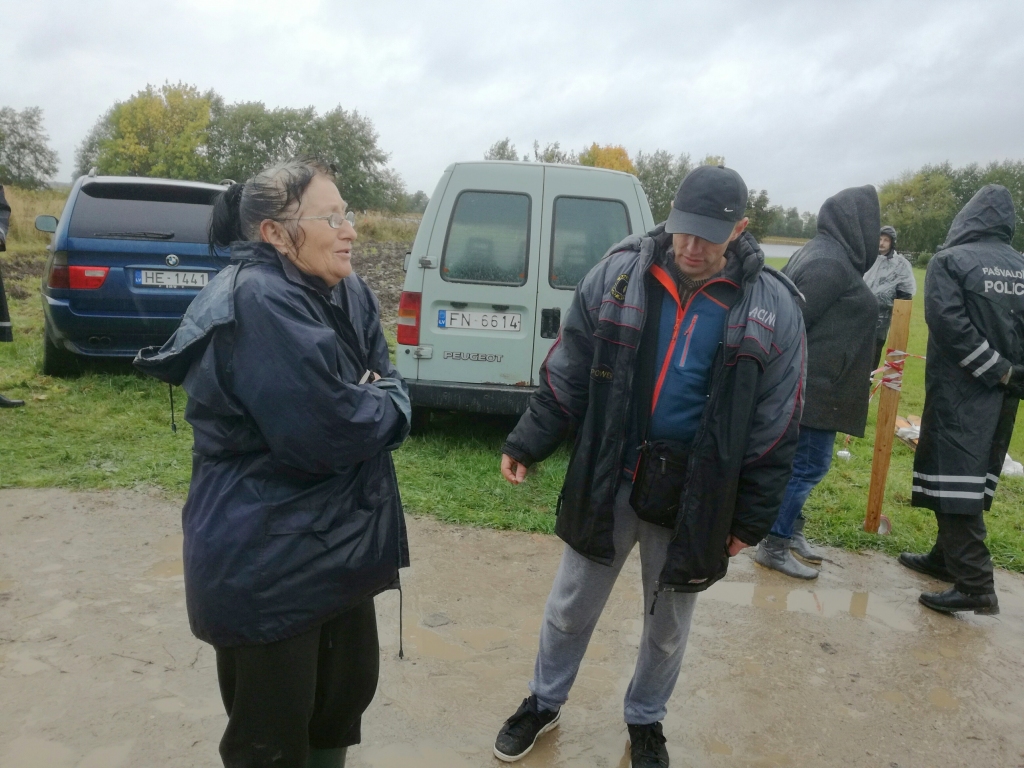 Ar varu izliekot iemītniekus, nojauc nelegālo applūstošajā teritorijā iezīmēto būvi Kalnciemā (FOTO)