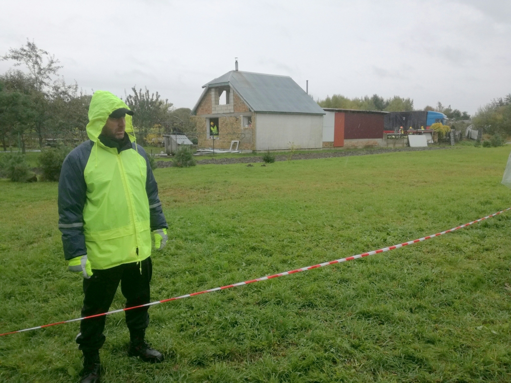 Nelikumīgi izbūvētās mājas nojaukšanas laikā Kalnciemā mediķi snieguši palīdzību trim cilvēkiem