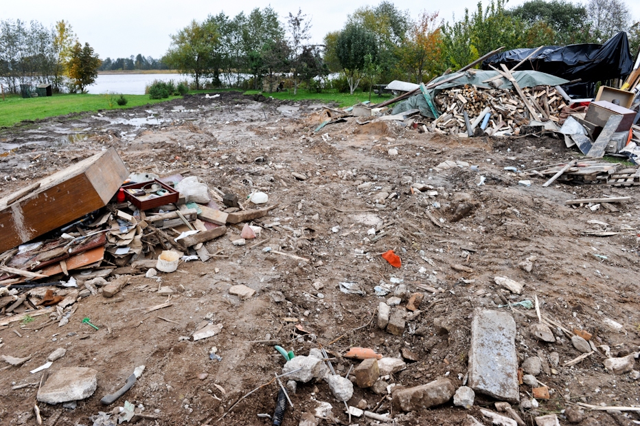 Par spīti mājas piespiedu nojaukšanai zemes nomnieki Luģus 1 neatstāj (FOTO)