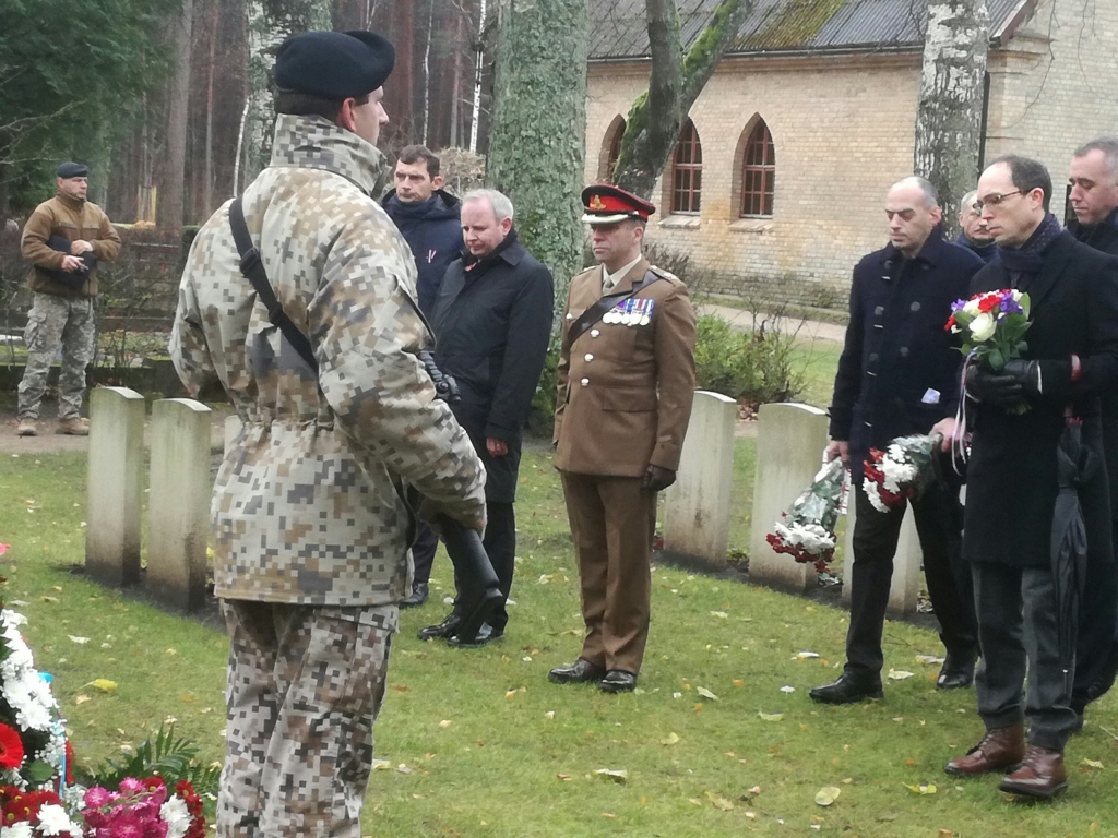 Pēc britu tradīcijas Meža kapos piemin karos un militārajos konfliktos kritušos (FOTO)