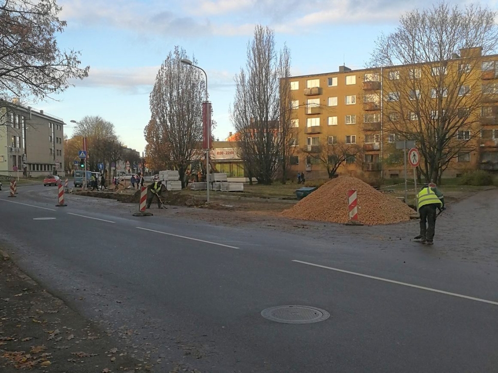 Uzvaras ielā turpinās ietves seguma atjaunošana 