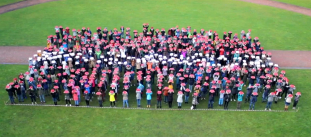 Izveidojot Latvijas karogu, Valsts ģimnāzijas skolēni apliecina patriotismu (VIDEO)