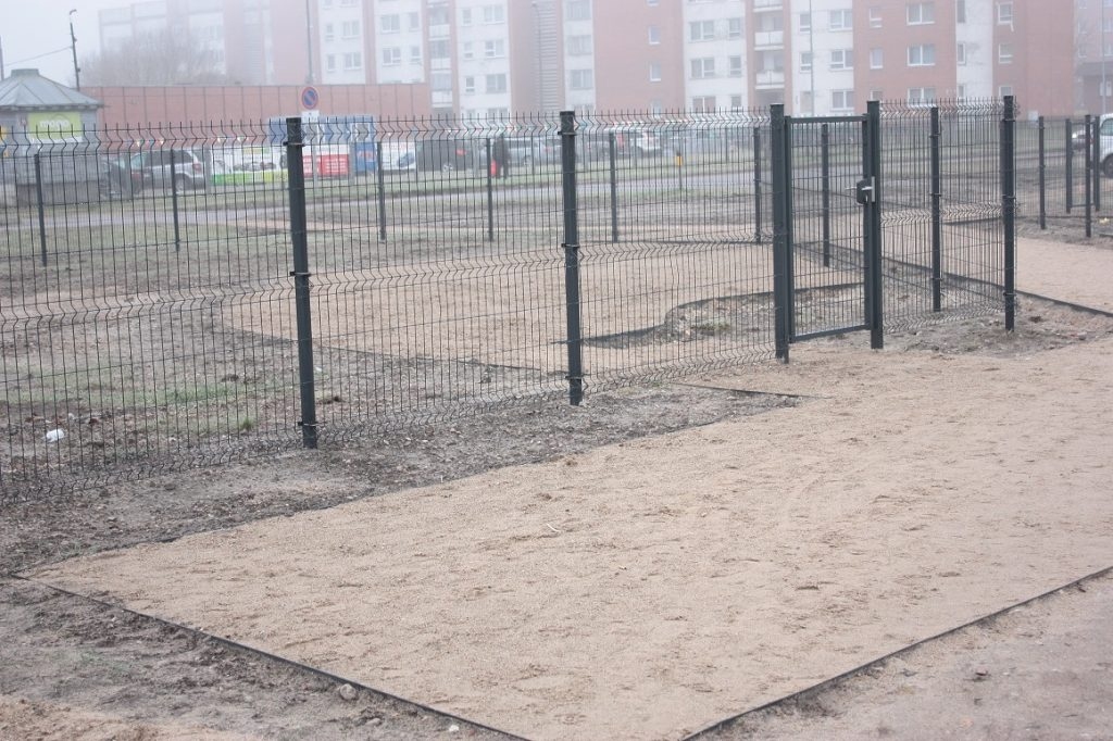 Darbus topošajā suņu pastaigu laukumā Ganību ielā atsāks pavasarī (FOTO)