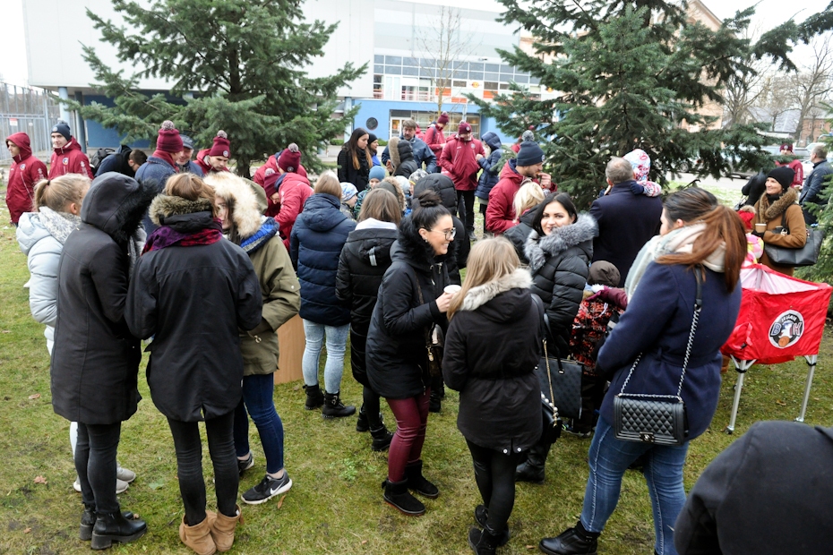 BK “Jelgava” izrotā sporta halles egli (FOTO)