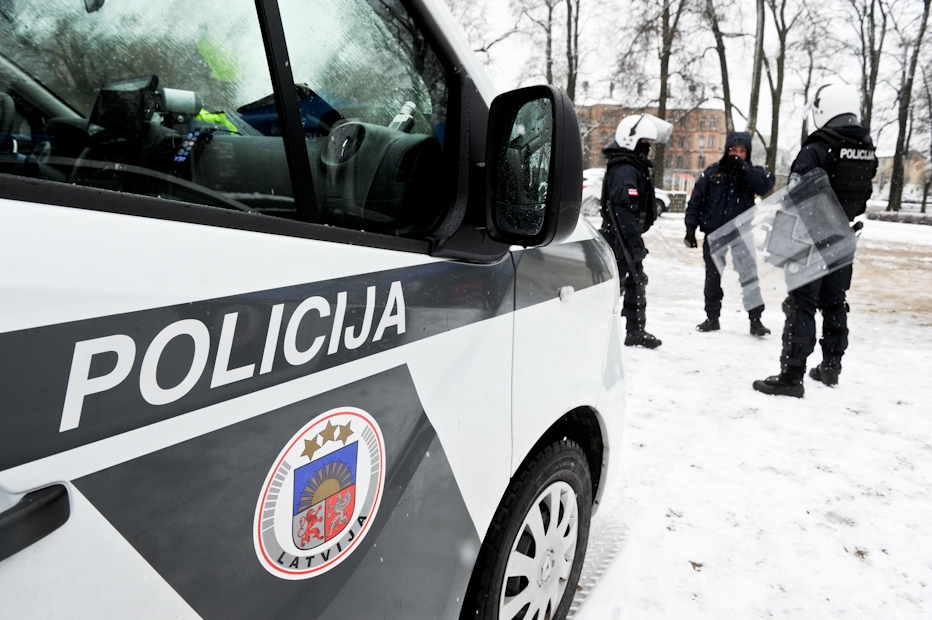 Apbalvo Valsts policijas Jelgavas iecirkņa darbiniekus