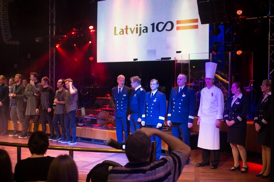 Valsts svētki Baltijas jūrā (FOTO)