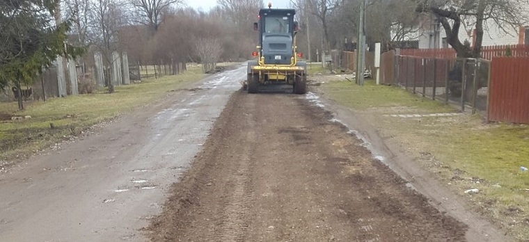 Pilsētā pārtraukta ceļu greiderēšana