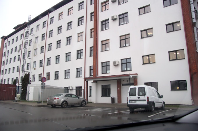 Kukuļņemšanā apsūdzētā Jelgavas slimnīcas vadītāja lietā nākamajā tiesas sēdē pratinās lieciniekus