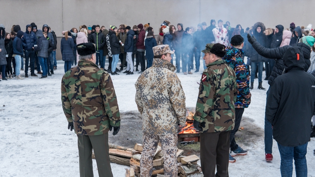 Jelgavas Tehnoloģiju vidusskolā atceras barikāžu laiku (FOTO)