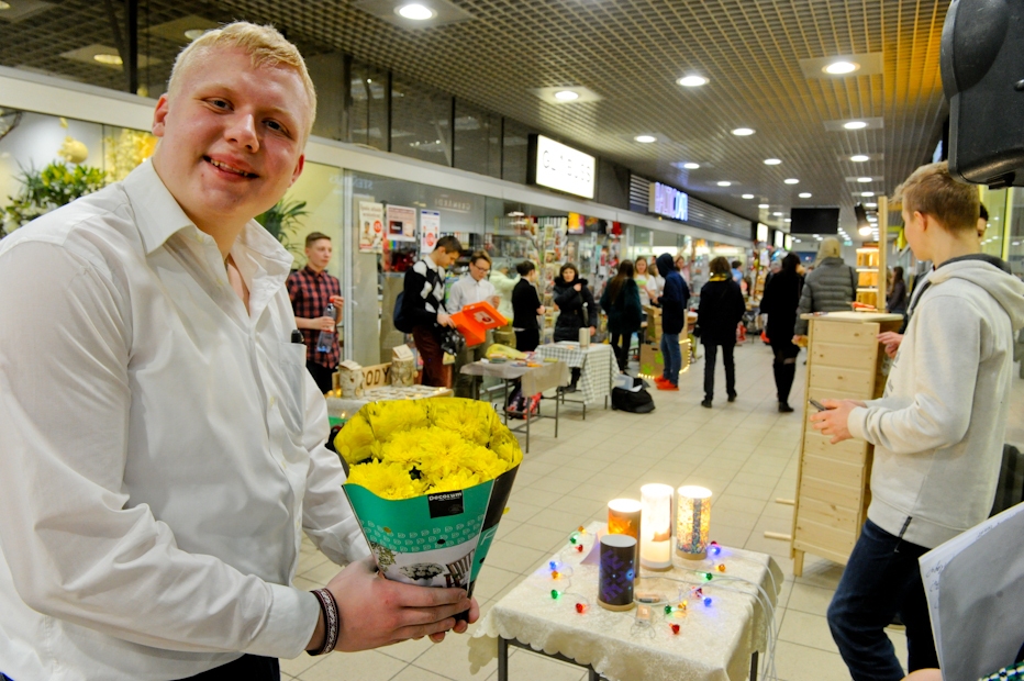 Skolēnu mācību uzņēmumu gadatirgū piedalās 71 uzņēmums (FOTO)