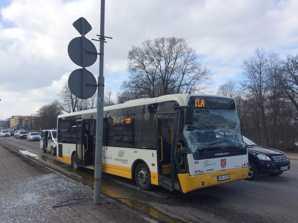 Jelgavā saduras divi pasažieru autobusi (FOTO)