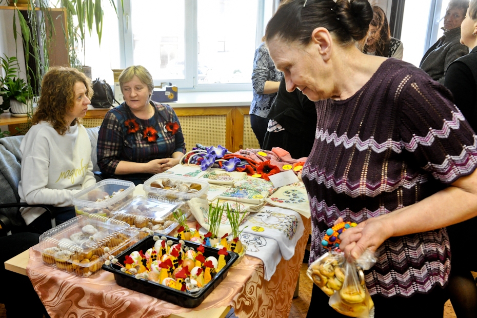 Sociālo lietu pārvaldes tirdziņā – našķi, rokdarbi, Lieldienu olas (FOTO)