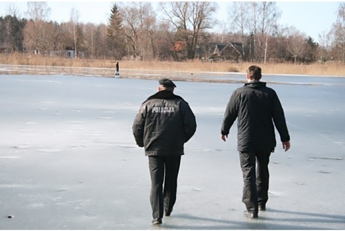 Pašvaldības policija no dīķa izvelk bērna somu