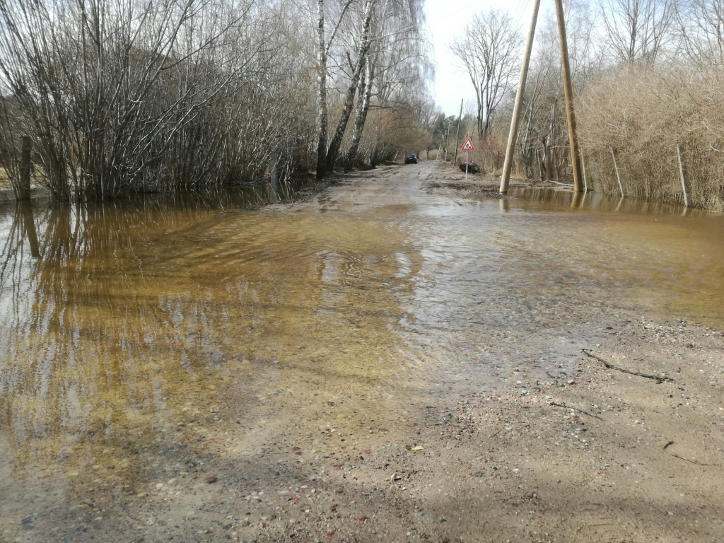 Pavasara pali pārpludina Būriņu un Bāra ceļu (FOTO)