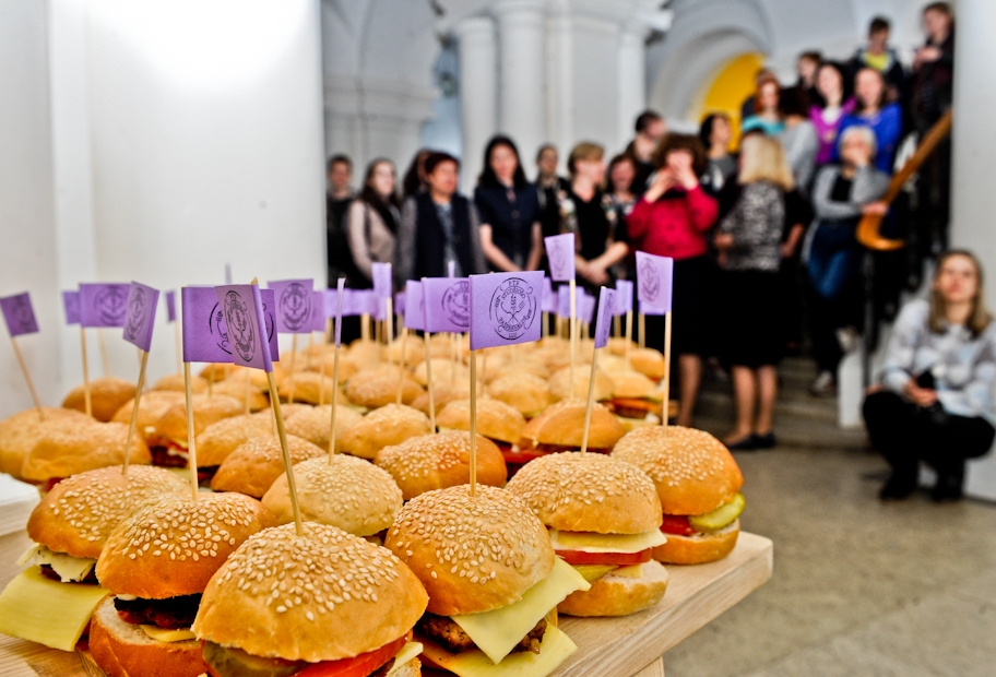 Pilnai laimei – 600 burgeru (FOTO)