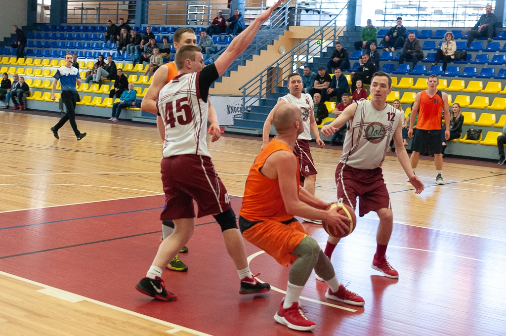 "Doks" un "Ķepas" tiksies Jelgavas basketbola čempionāta finālā (FOTO)