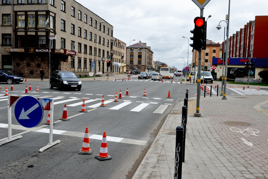 Atjauno ielu horizontālo marķējumu (FOTO)