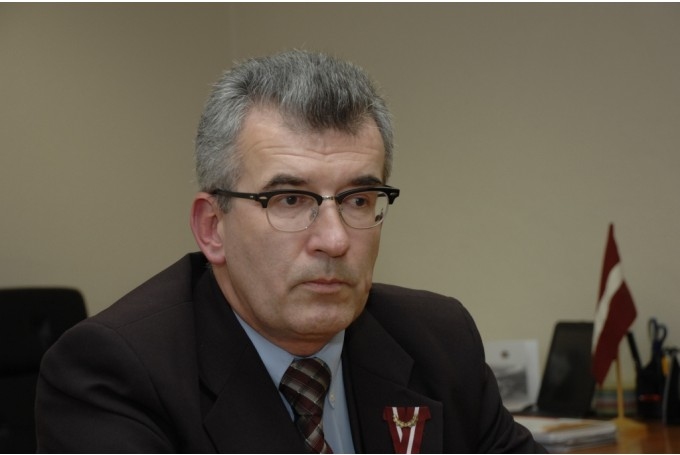 No amata gāž Bauskas novada domes priekšsēdētāju Ābelnieku, taču jauna priekšsēdētāja ievēlēšanu atliek