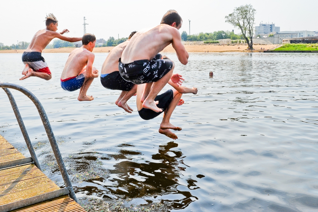 Ūdens temperatūra peldvietās no +4 līdz +20 grādiem