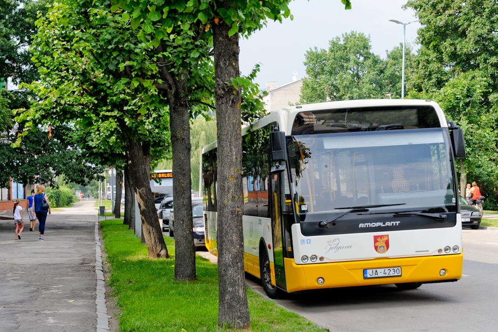 Raidījums: Jaundibināta firma ar viena eiro pamatkapitālu iegūst tiesības par miljonu mazgāt Jelgavas autobusus