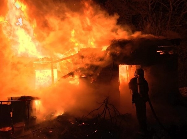 Pēc ugunsgrēka Ozolnieku novadā bez pajumtes paliek septiņu cilvēku ģimene