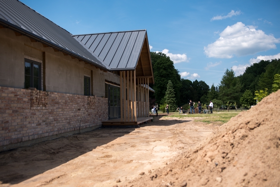 Saeimas deputāti un darbinieki talko “Aučos” (FOTO)