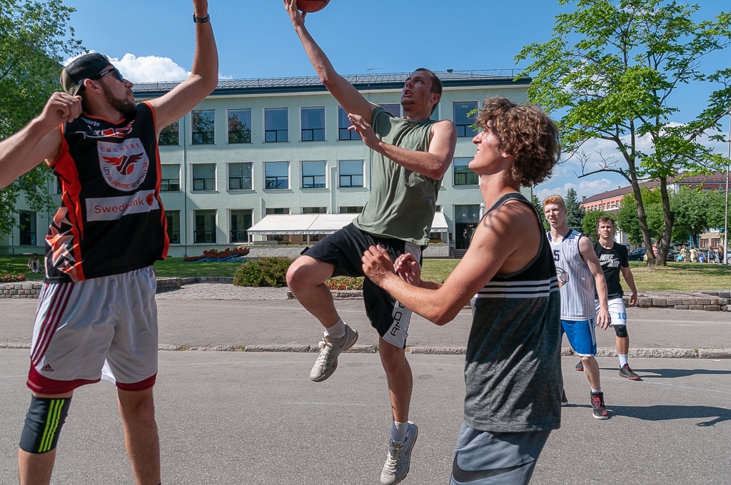 Pilsētas svētku 3x3 basketbola turnīrā triumfē komanda "Seskis" (FOTO)