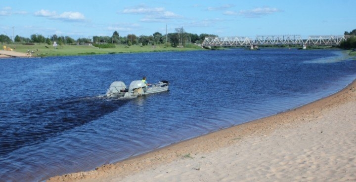 Jelgavas pludmalēs pļauj ūdenszāles
